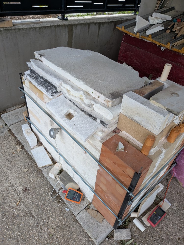 Gas kiln with shelf and fibre lid